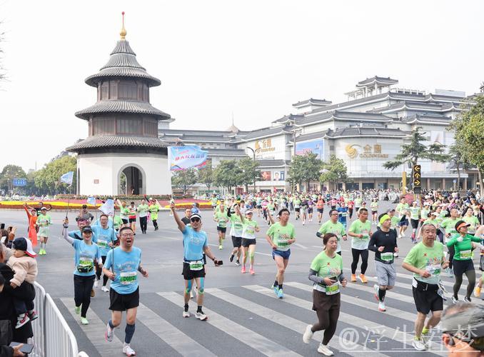 2025扬州鉴真半程马拉松燃情起跑